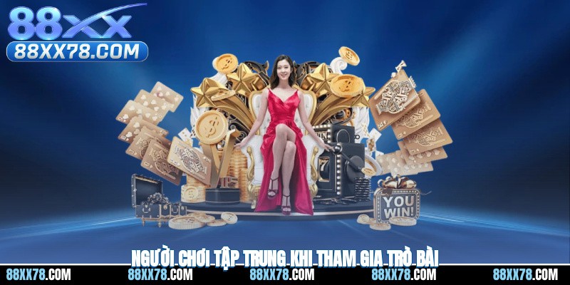 Người chơi tập trung khi tham gia trò bài